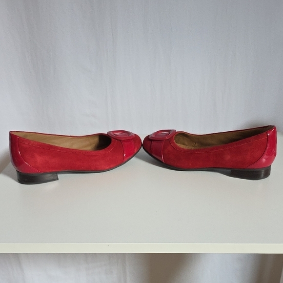 Clarks "Unstructured" Women's Red Suede/Patent Leather Ballet Flats.  Size 8 - Picture 4 of 8